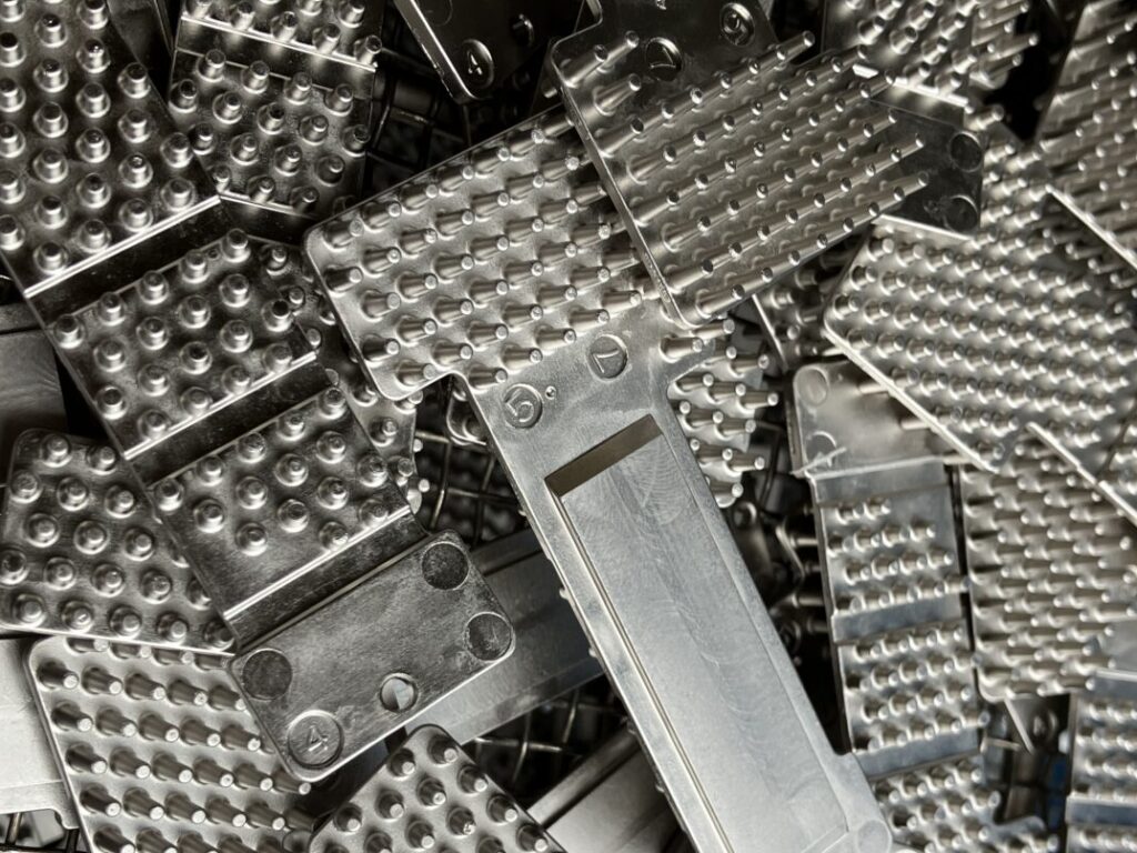 通信機器向けヒートシンクへの無電解ニッケルめっき|大阪めっき・アルマイトナビ