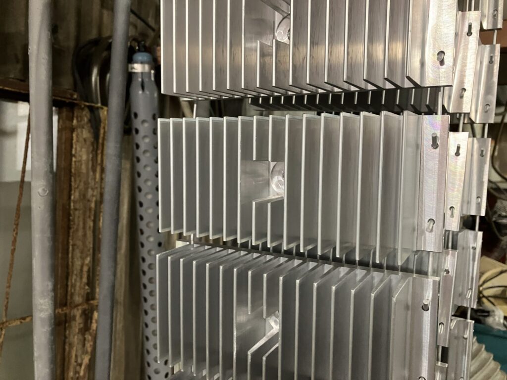 船舶向け大型アルミヒートシンクへのアルマイト処理｜大阪めっき・アルマイトナビ